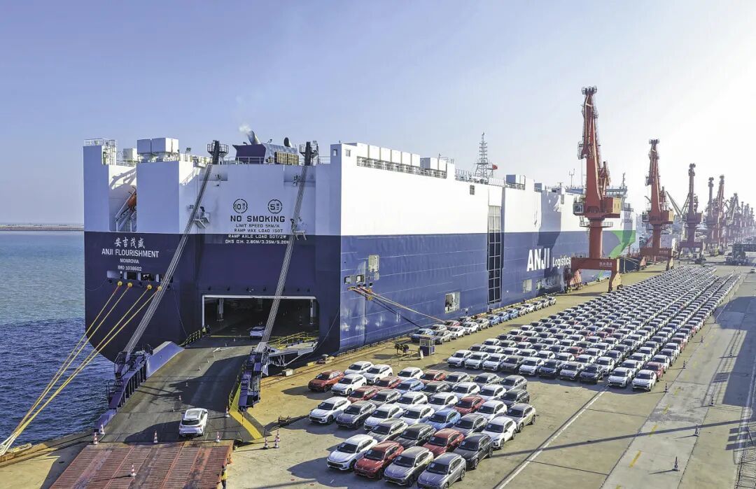 江苏连云港,滚装船正在装运出口新能源汽车等。王健民 摄