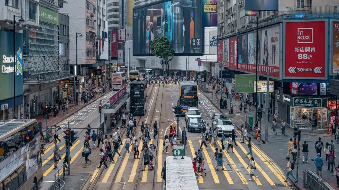香港铜锣湾游人如织/图源：视觉中国