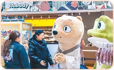 江苏省苏州工业园区,消费者在浪浪山小妖怪主题快闪店内打卡选购。张 锋摄(人民图片)
