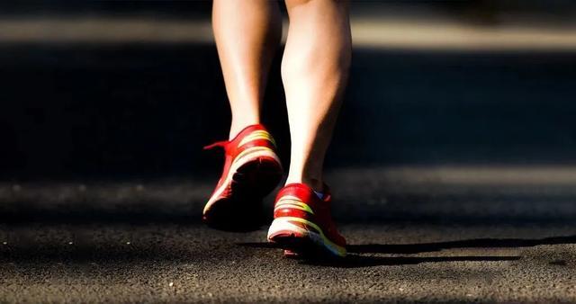 你的走路姿势暗藏“健康密码”!不良步态是身体在“求救”