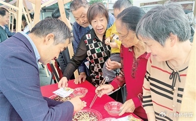 【蔬果飘香银龄乐】 　　近日，一场以“蔬果飘香银龄乐，五谷丰登邻里亲
