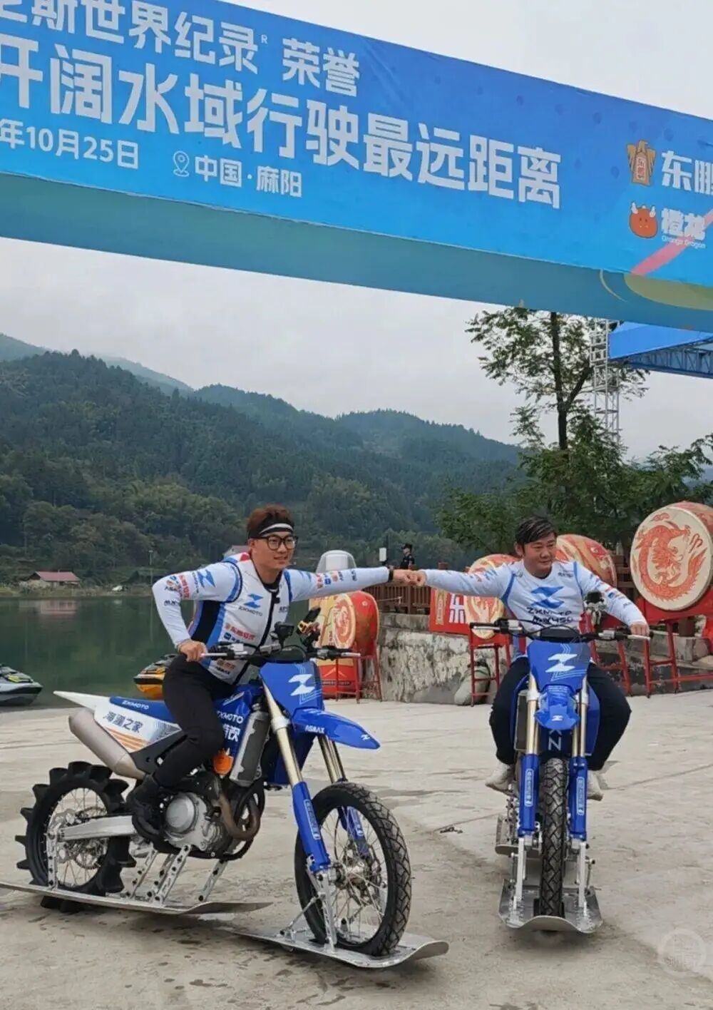 张雪和邓连松试驾结束后合影。图据上游新闻