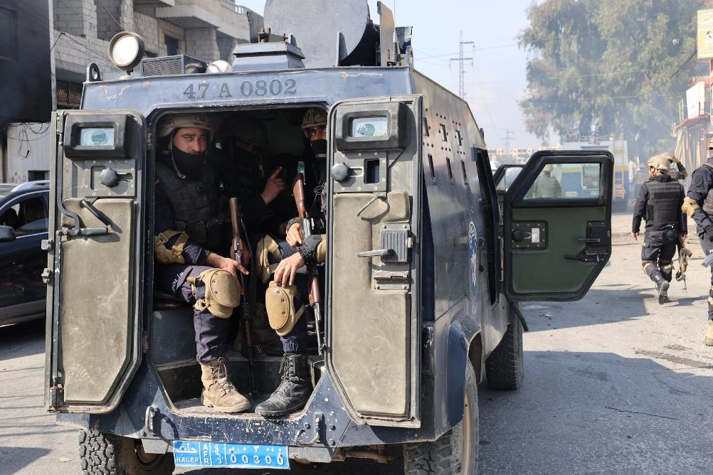 2025年3月9日,叙利亚安全部队人员在拉塔基亚省杰卜莱的街道上巡逻。新华社