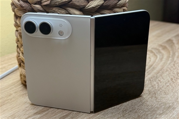 iPhone Ultra包装盒激励热议 网友怀疑是AI生成