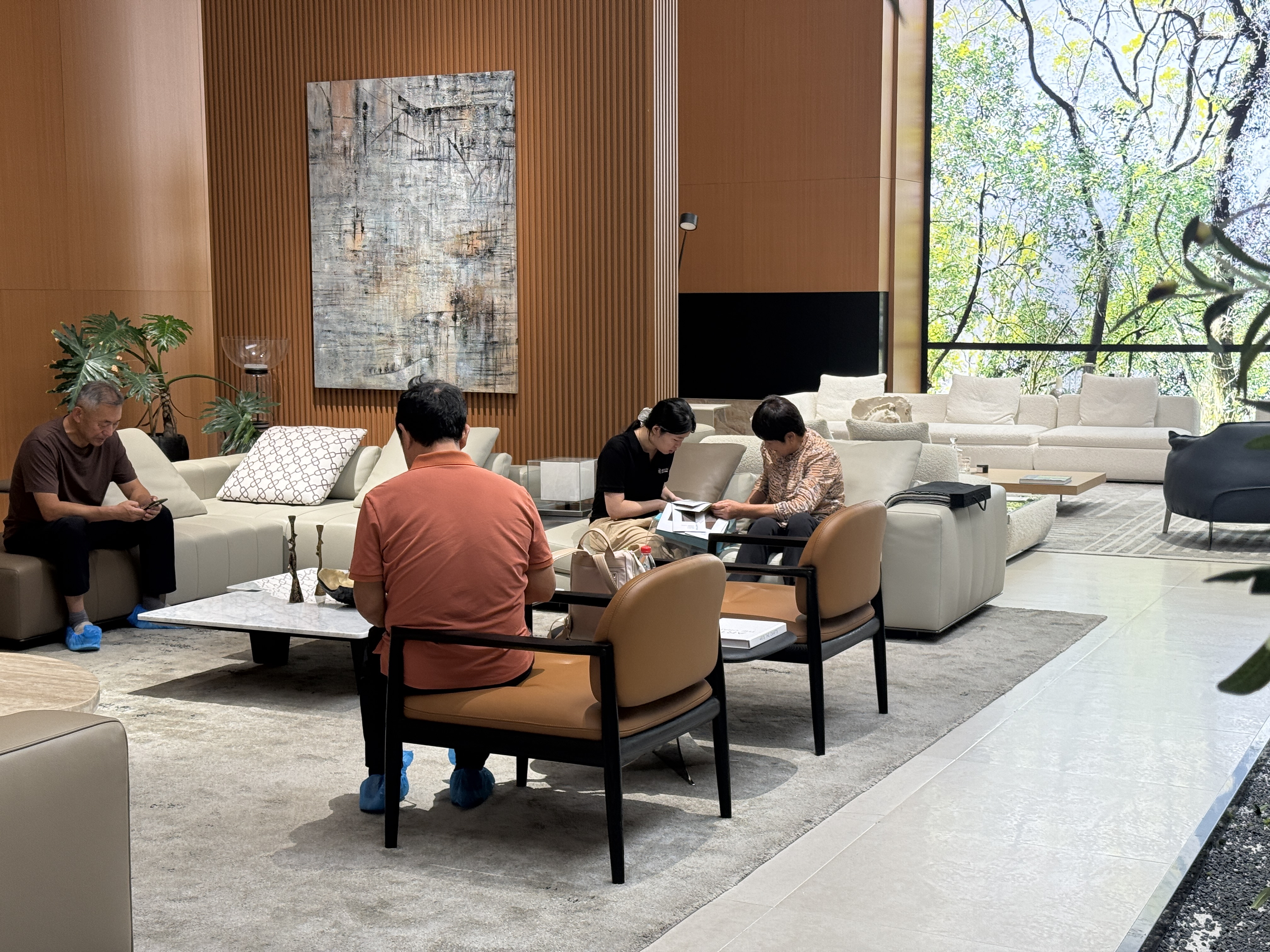 客户逛家具展厅