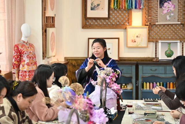 浈江韶州客家刺绣非遗工坊开展非遗教学。
