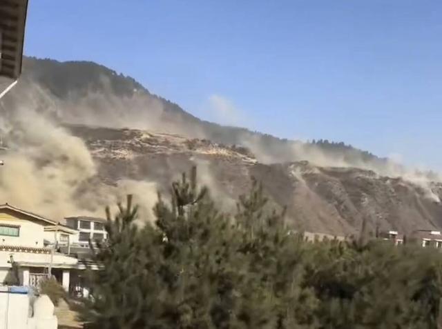 山上的扬尘(视频截图)