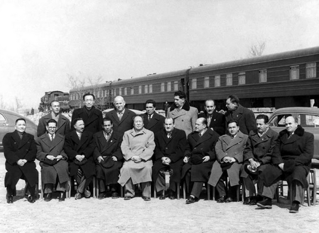 1959年3月3日,毛泽东在郑州火车站同来访的委内瑞拉、哥伦比亚、智利、阿根廷等国共产党代表合影。