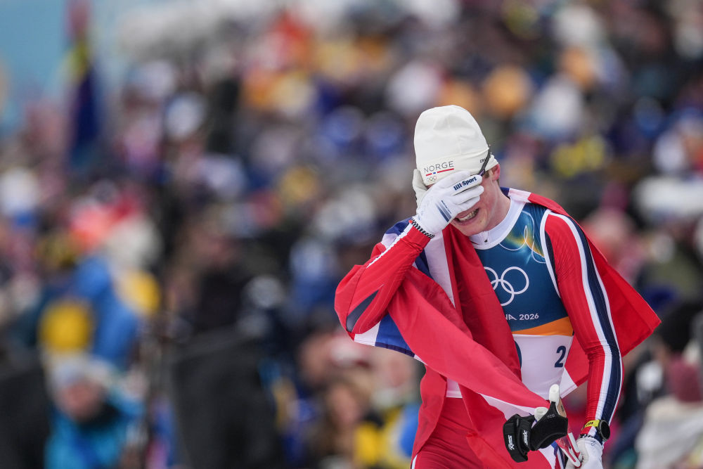 2月10日，挪威选手维凯在越野滑雪男子个人短距离（传统技术）决赛后掩面而泣。新华社记者 彭子洋 摄