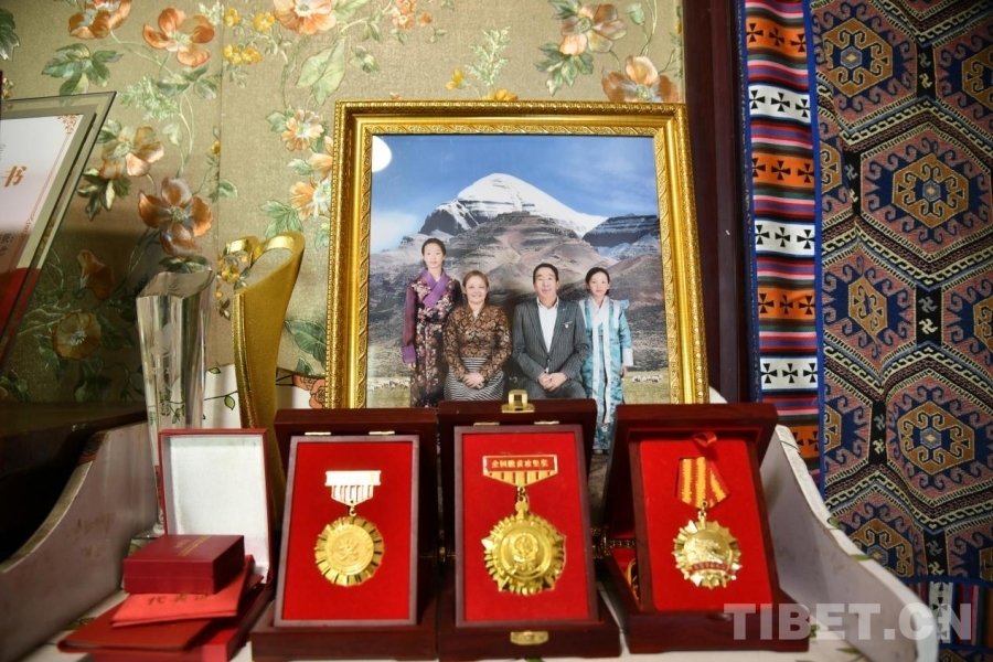 图为罗啟明和尼吉的全家福 摄影：赵振宇