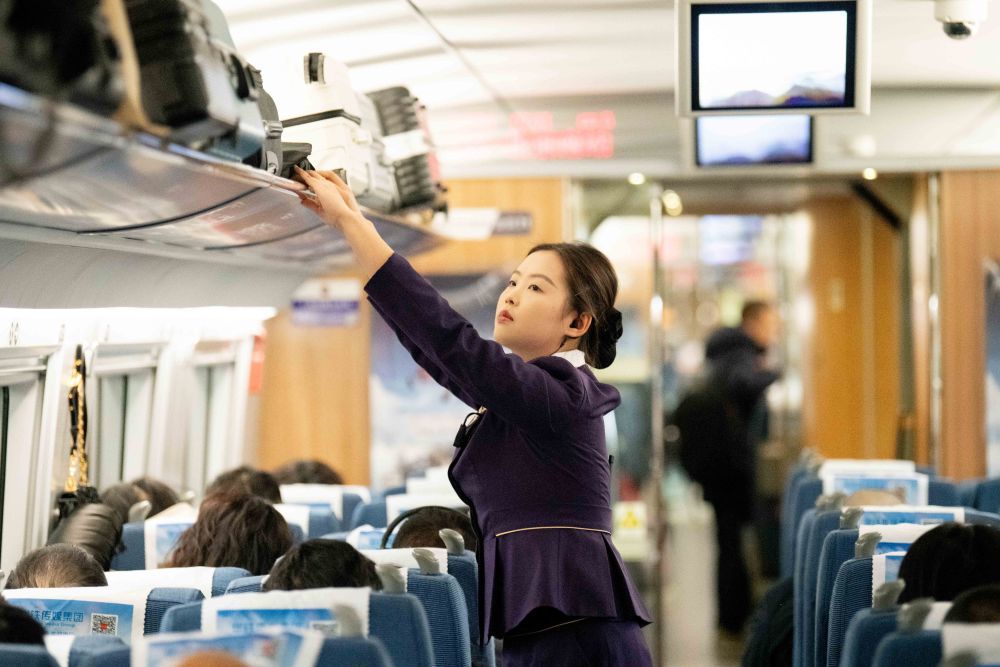 ↑ 1月25日,乘务员在泰州至北京南的G2584次列车上工作。新华社发(杨玉岗 摄)