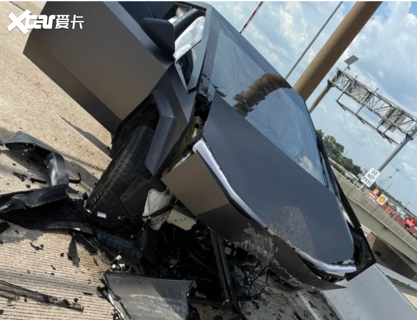 特斯拉Cybertruck FSD失控撞护栏