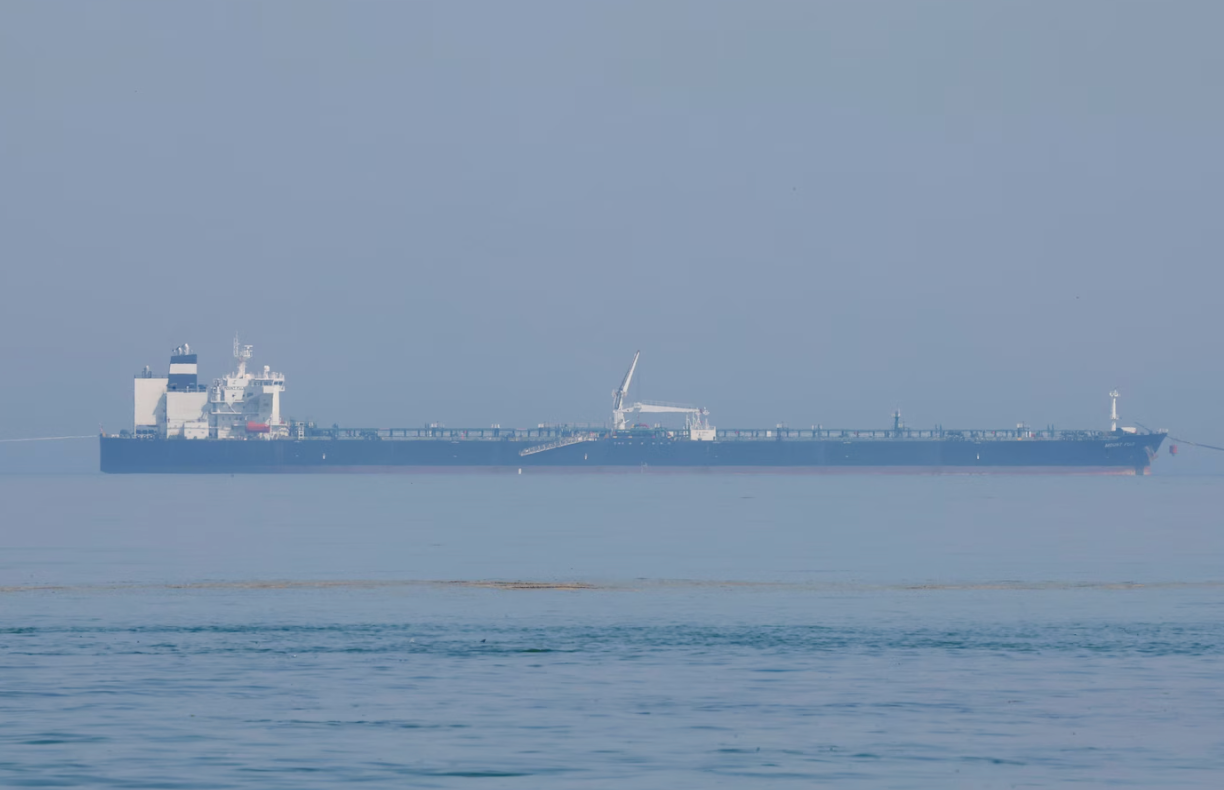 ▲一艘载有俄罗斯原油的油轮等待卸货