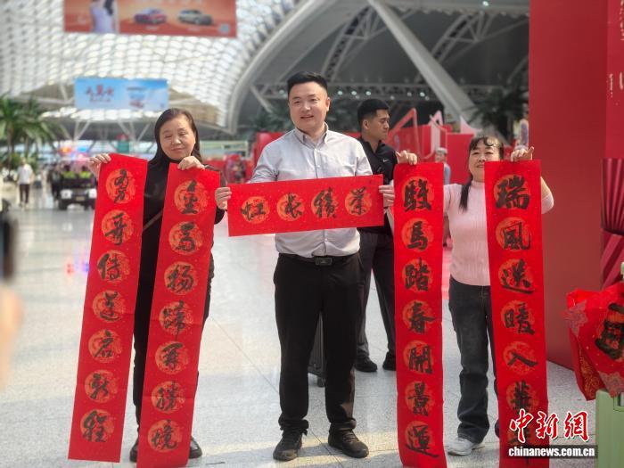 2月6日，“话百家姓 过中国年”的书画送福活动在广州南站举行，给旅客送上一份特别的年味。胡福祥 摄