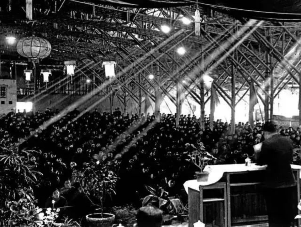 用竹篾草棚搭建的临时大礼堂(图片来源:西安交通大学新闻网)