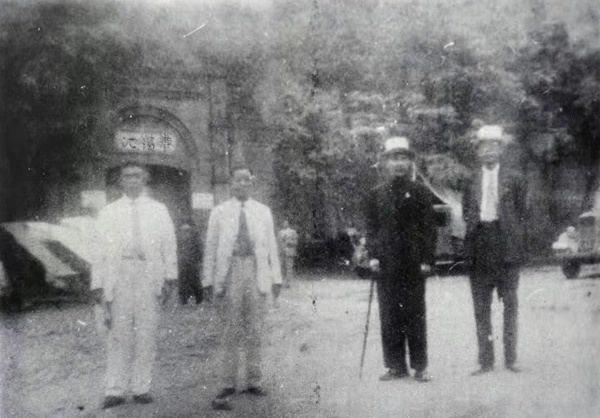 1946年“台湾光复致敬团”成员在华清池合影资料图片
