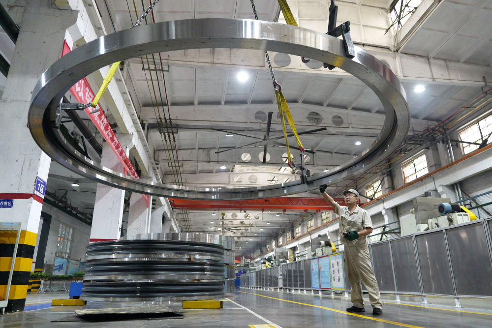 2025年5月22日,工人在洛阳轴承集团股份有限公司风电三车间生产线上作业。新华社记者 李嘉南 摄