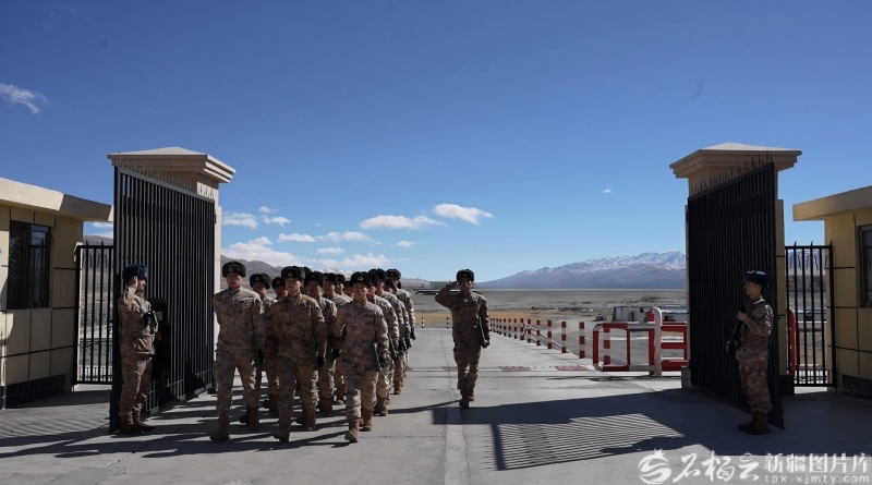 “天山雪莲”理论文化服务队奔赴西部战区空军某场站保障单位。图/西部战区空军某部提供