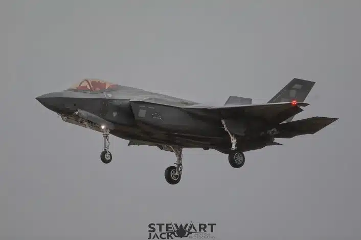 当地时间9月4日，一架F-35战机抵达英国莱肯希思皇家空军基地。 图源：“The Aviationist”报道配图