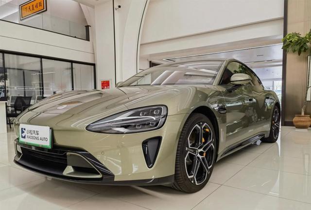 小米SU7车型定位为何尴尬，小米简单抄手机堆配置思路，忽略高端小众本质，我认为不可取-有驾