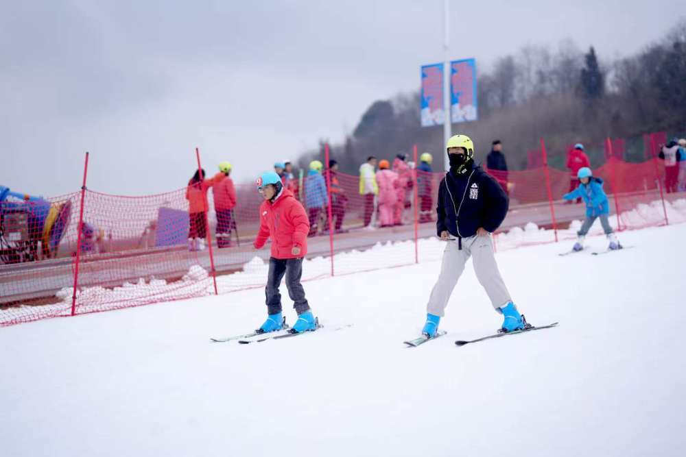 巴东绿葱坡滑雪场雪道上的爱好者↑