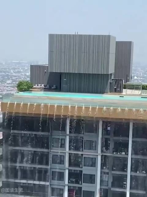 楼顶上的无边泳池看起来非常危险