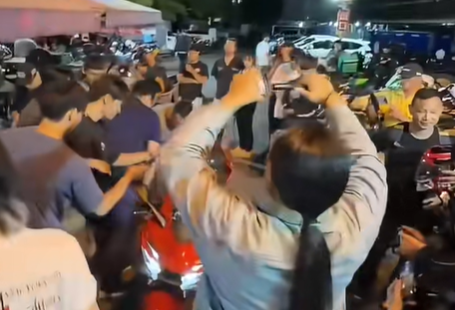 无法上牌骑行!台湾首辆张雪机车亮相街头:连巡警也忍不住合影