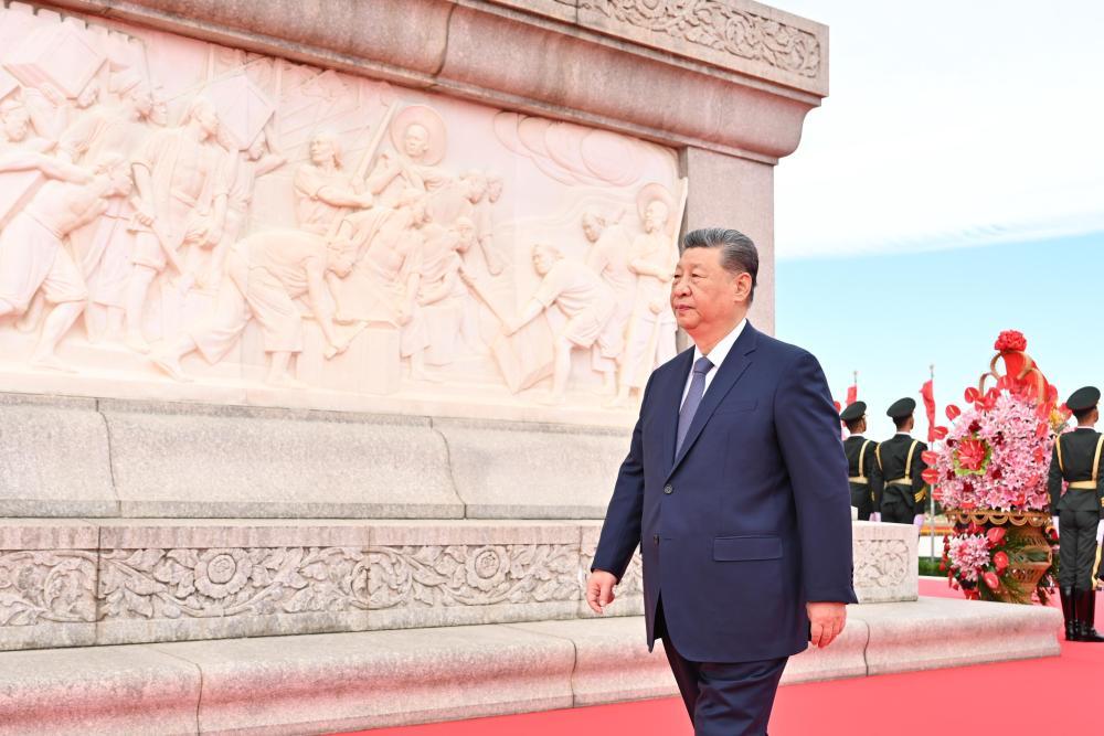 9月30日上午,党和国家领导人习近平、李强、赵乐际、王沪宁、蔡奇、丁薛祥、李希、韩正等来到北京天安门广场,出席烈士纪念日向人民英雄敬献花篮仪式。这是习近平瞻仰人民英雄纪念碑。