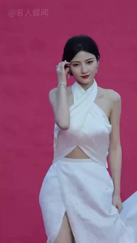 “被开叉裙硬控，杨幂如坐针毡配资公司选配资配资，关晓彤紧紧捏住，佟丽娅一条腿支撑”