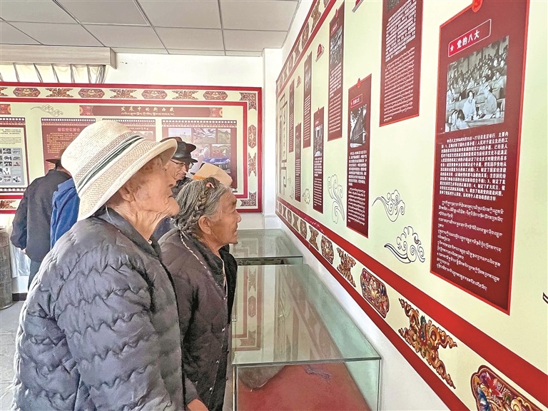 拉萨市曲水县协荣村以“回望峥嵘七十五年 赓续初心奋进协荣”为主题,组织老党员、青年党员、村“两委”及驻村工作队,参观协荣村村史馆。记者 董国峰 摄