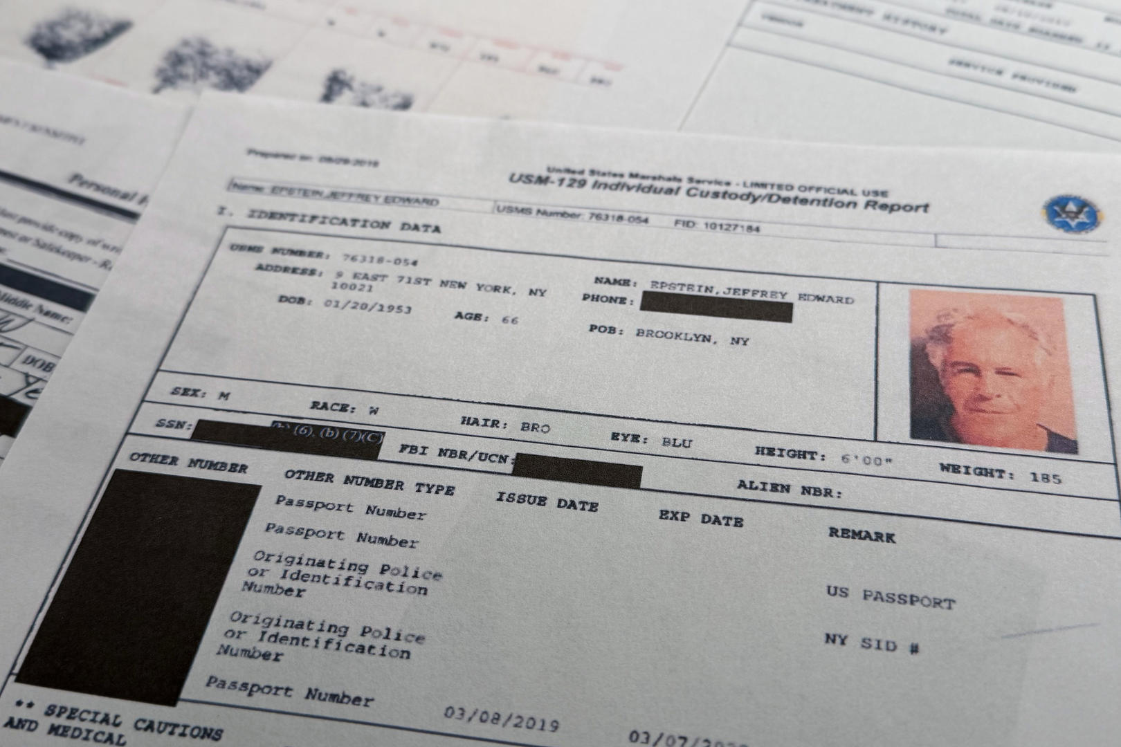 ▲美国司法部公布的爱泼斯坦案文件 图据视觉中国