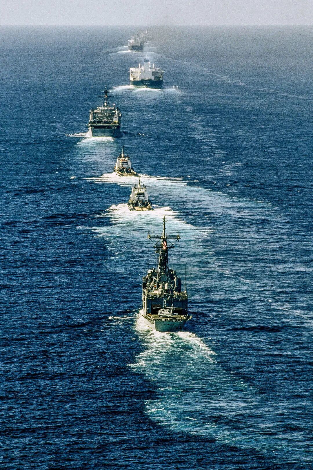 1987年10月,“油轮战争”期间,美国海军军舰护航油轮通过霍尔木兹海峡。本文图/视觉中国