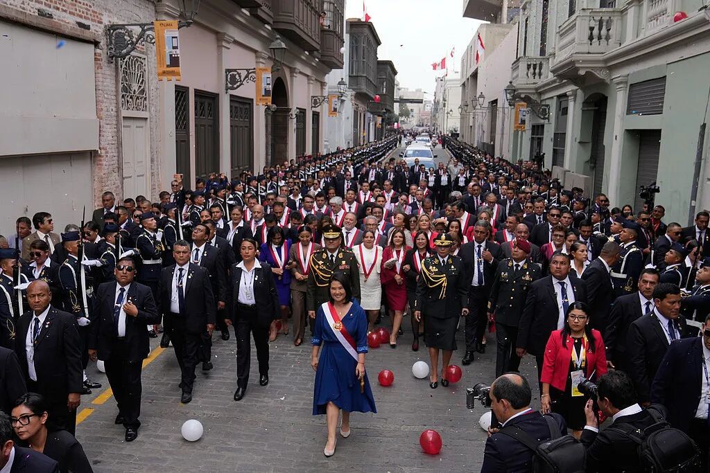当地时间2026年7月28日,秘鲁利马,藤森庆子在就职典礼后走向总统府。图/视觉中国
