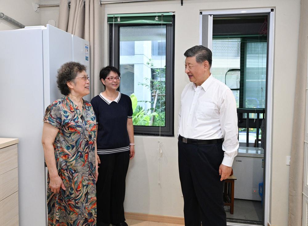 △2026年7月15日,习近平总书记在上海黄浦区半淞园路街道市民新村居民区考察时,来到居民家中,了解居住条件改善情况。