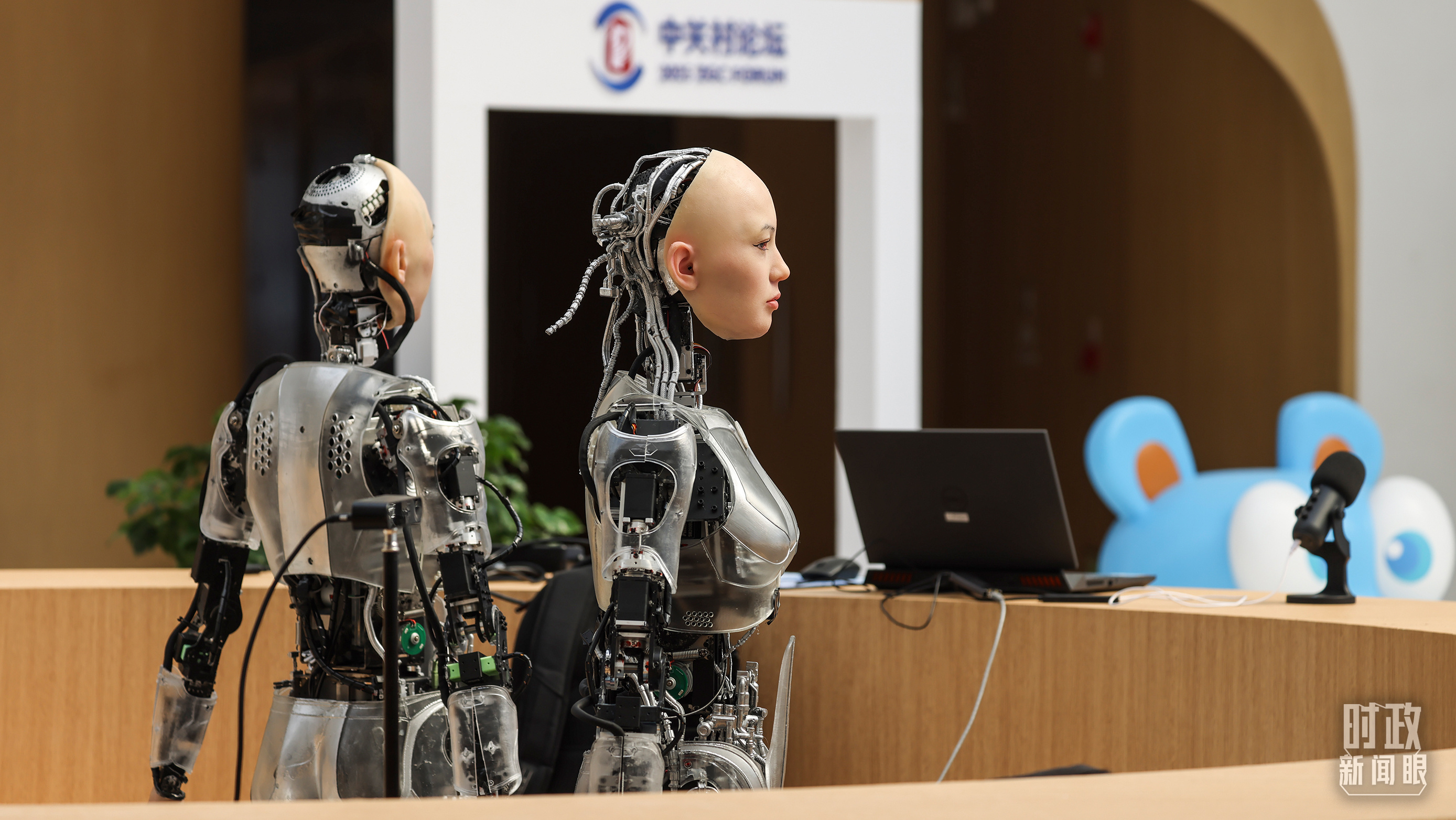 △2025年3月21日，北京中关村国际创新中心的具身智能机器人。（图/视觉中国）