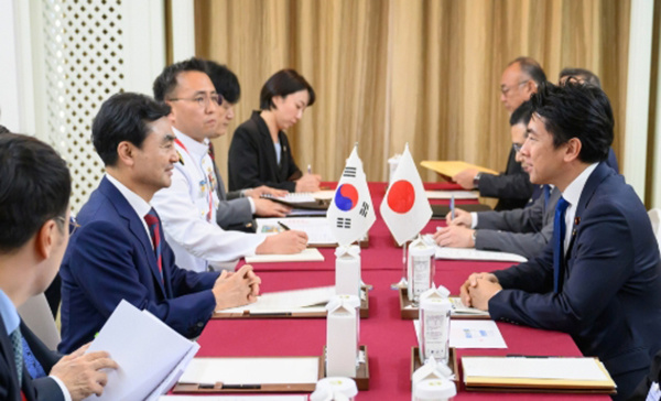 当地时间5月30日，韩国国防部长官安圭伯和日本防卫大臣小泉进次郎举行会谈。 韩国国防部向韩媒提供