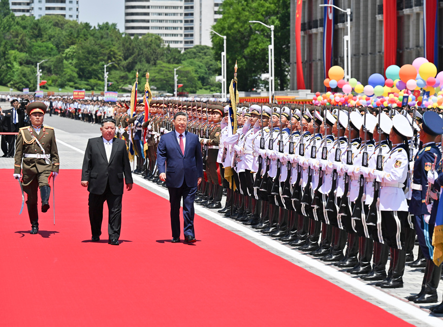 当地时间6月8日中午，朝鲜劳动党总书记、国务委员长金正恩在平壤金日成广场为中共中央总书记、国家主席习近平举行盛大欢迎仪式。这是习近平在金正恩陪同下，检阅朝鲜人民军三军仪仗队。