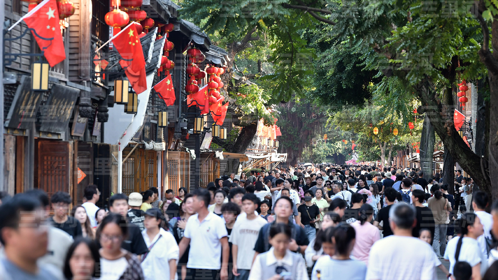 资料图为2025年10月7日，福州三坊七巷内游人如织。中新社记者 张斌 摄