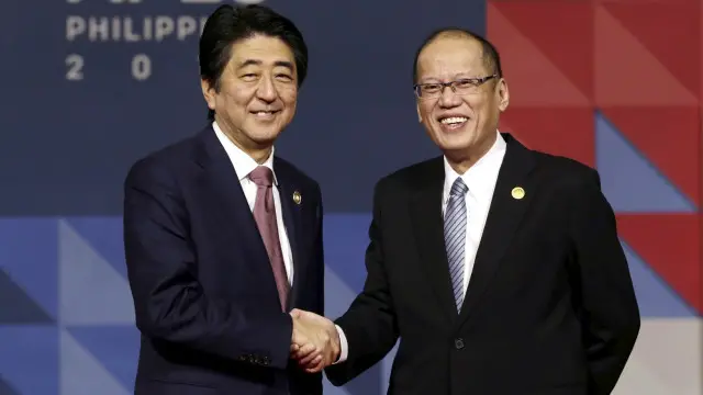 2015年11月,时任日本首相安倍晋三在马尼拉与菲律宾总统阿基诺举行会谈,双方就签订防卫装备及技术转移协定达成基本协议。(图源:BBC)