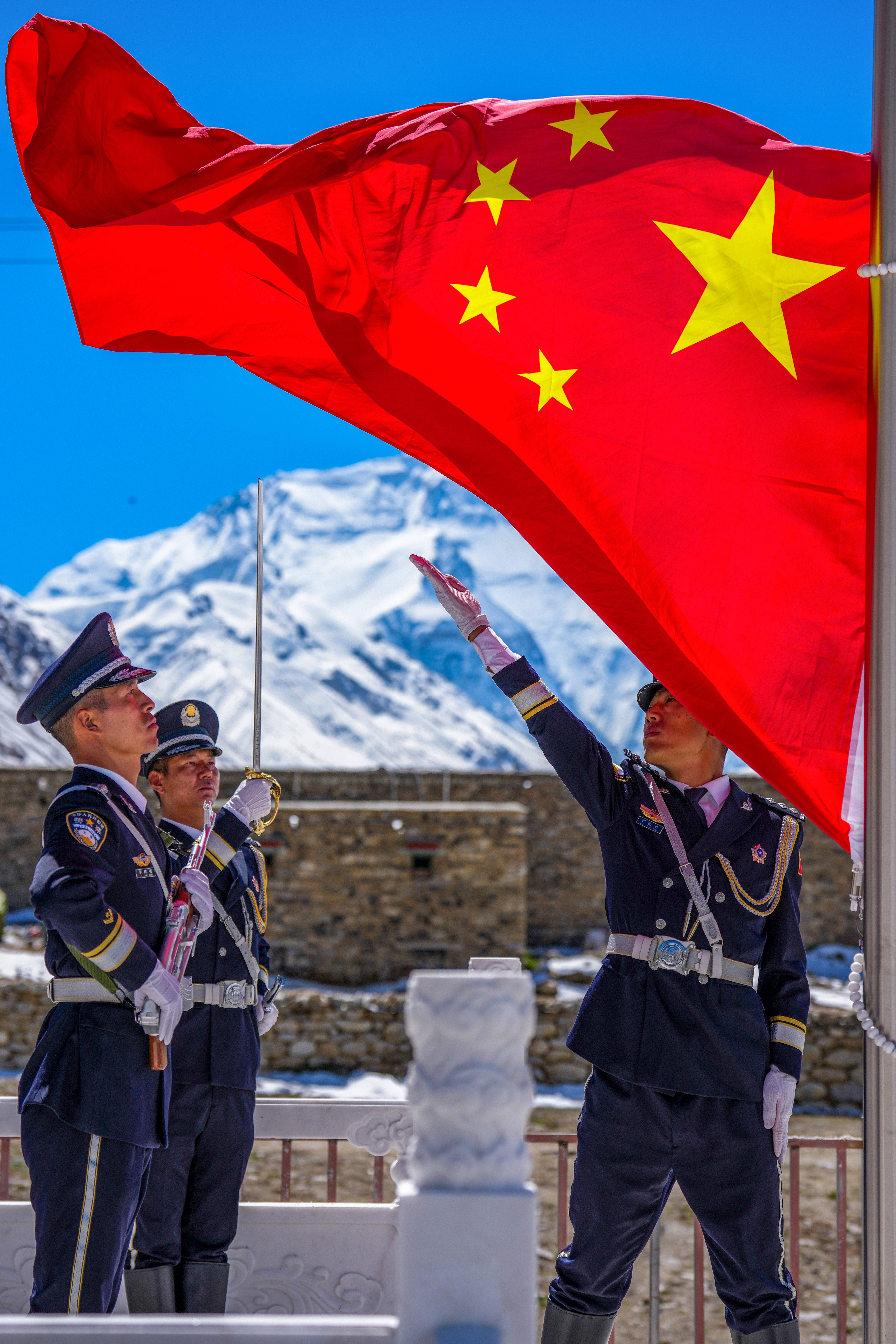10月1日10时,西藏边检总站日喀则边境管理支队珠峰边境派出所国门护旗队在珠峰大本营民族团结广场开展首次集中升旗仪式。叶轶 摄