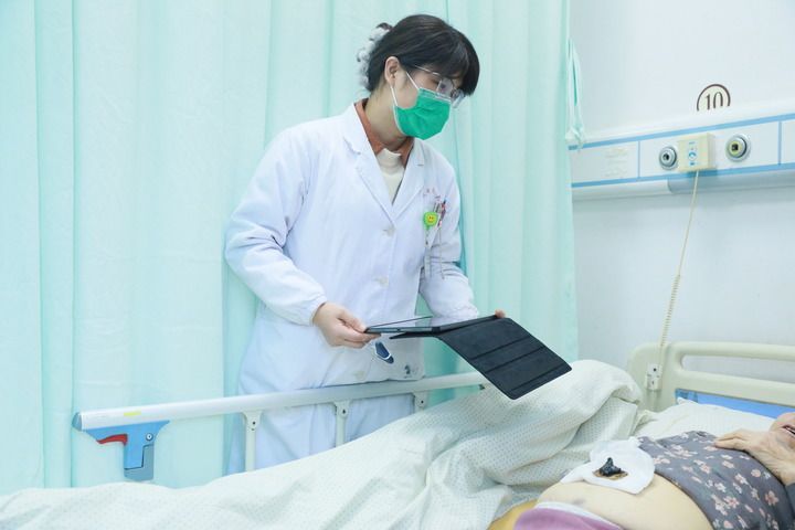 2026年2月2日,全国人大代表、安徽中医药大学第二附属医院急诊科副主任徐晓婵正在查房。(安徽中医药大学第二附属医院供图)