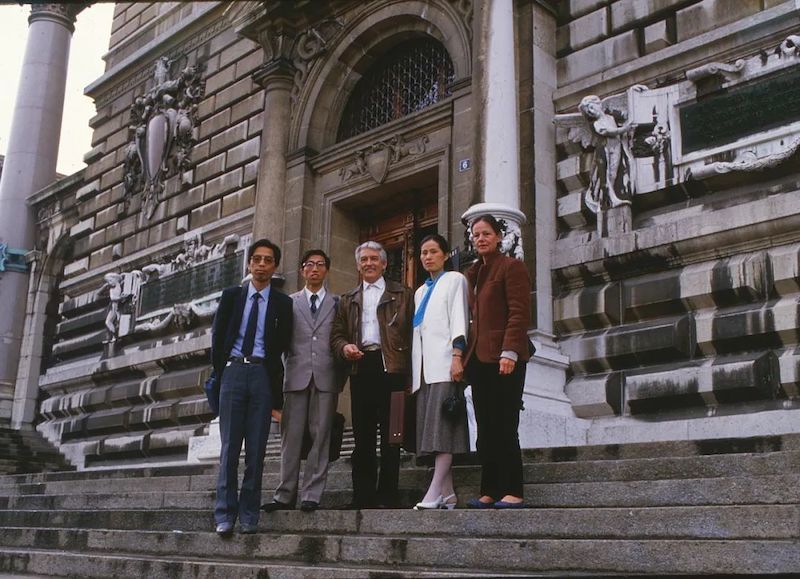 1987年参加瑞士洛桑国际壁挂双年展,(左二)梁绍基 (左三)万曼