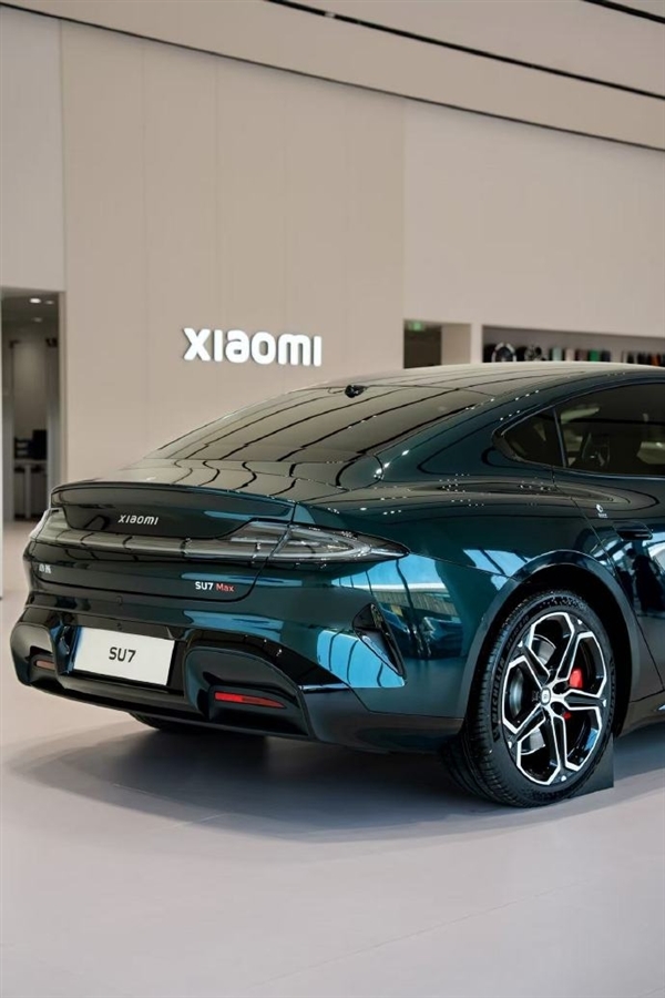 小米汽车第4款绿色来了!新一代SU7靛石绿实拍 雷军:高级而不张扬