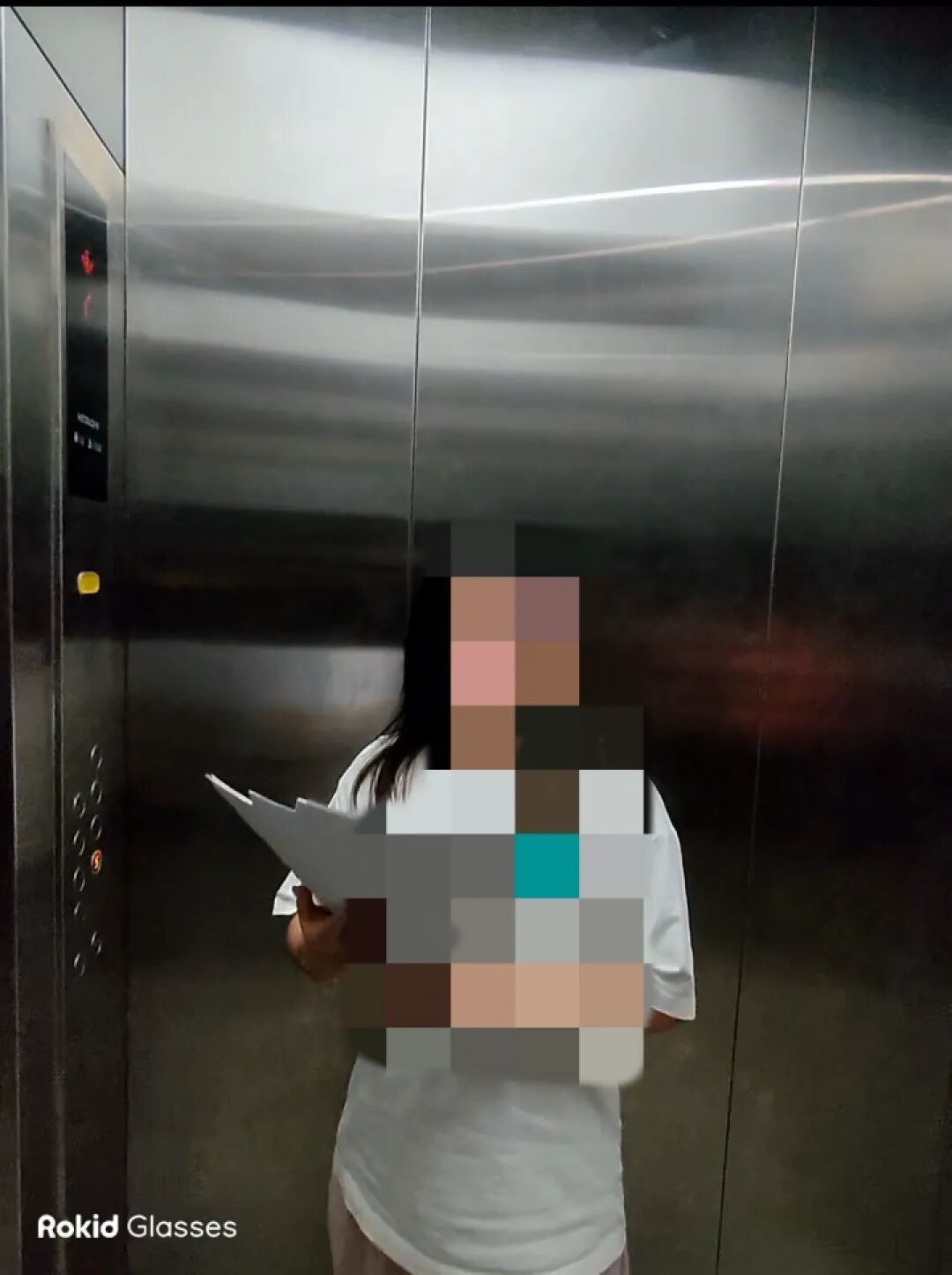 △记者在未告知同事的情况下在电梯内拍摄。