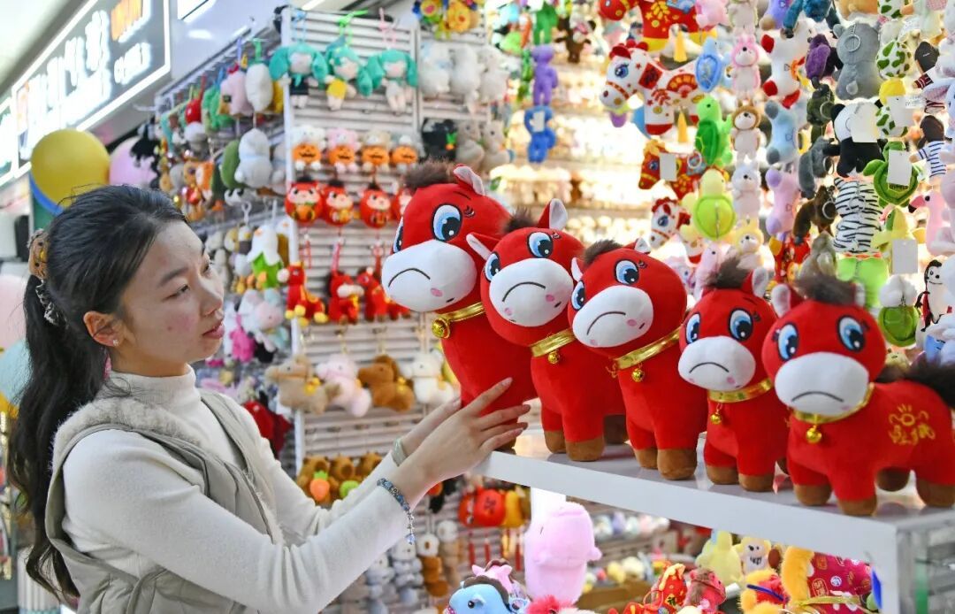 随着马年春节临近,一款被称为“哭哭马”的公仔玩具在网络上意外走红,成为浙江义乌市场的爆款产品。(王华斌/人民图片)