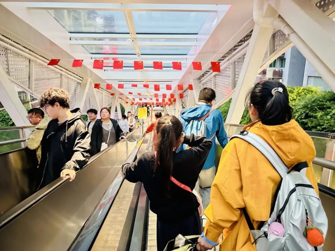 神女大扶梯迎来不少游客乘坐1.JPG