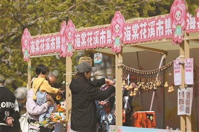 游客在海棠花溪市集上挑选商品 摄影/本报记者 魏彤