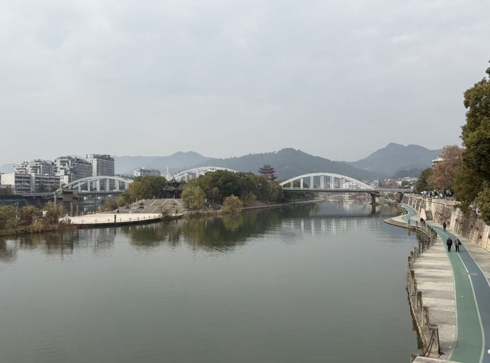 在龙泉,曾经遍布乱石和杂草的江岸,如今修建起连续成片的生态绿道。新华社记者金晶 摄