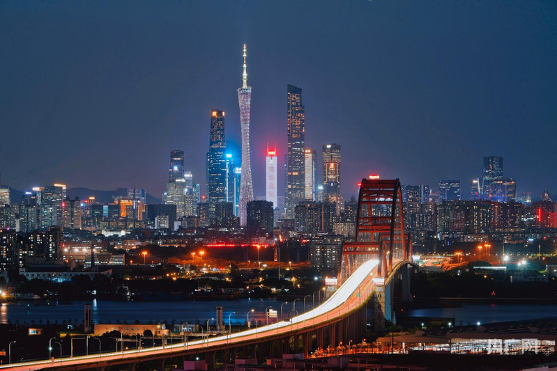 广州珠江新城灯火通明(央广网记者 官文清 摄)