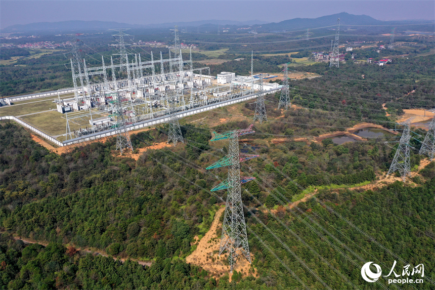 江西南昌1000千伏变电站主变扩建工程顺利完成送电调试,标志着江西省“六张网”首个新型电网重点工程建成投运。 人民网记者 时雨摄